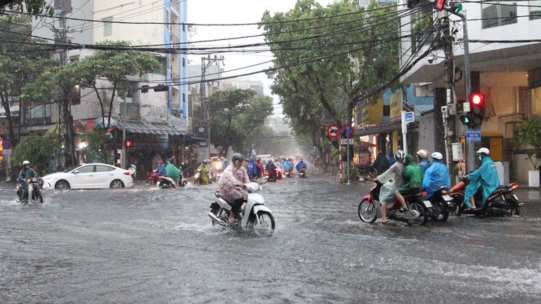 Đồng thời, tiếp tục tăng cường thông tin, truyền thông ứng phó áp thấp nhiệt đới, mưa lớn, lũ và bảo đảm thông tin liên lạc thông suốt trước, trong và sau thiên tai.