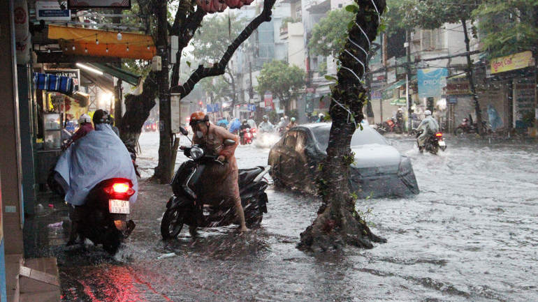 Nhiều phương tiện đã lên lề đường để tránh ngập.