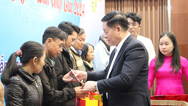 Tặng quà cho các hộ nghèo trên địa bàn thành phố.