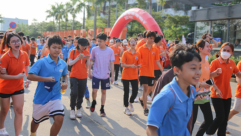 Ngoài lễ phát động, các em học sinh, người dân tiếp tục hưởng ứng tại nhà đến ngày 21/4.