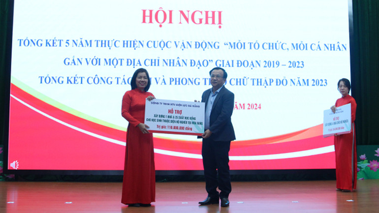 Các đơn vị trao bảng hỗ trợ địa chỉ nhân đạo.