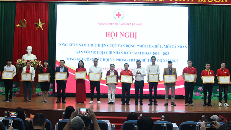 Tặng Bằng khen cho tập thể, cá nhân có thành tích xuất sắc trong thực hiện cuộc vận động "Mỗi tổ chức, mỗi cá nhân gắn với 1 địa chỉ nhân đạo".