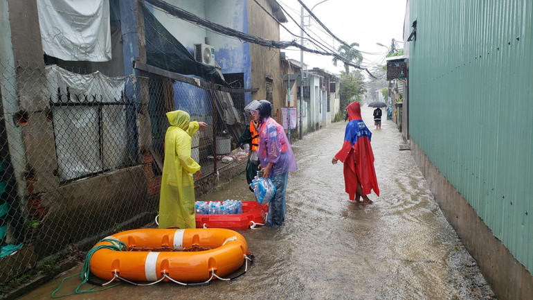 Dùng xuồng phao để đưa thực phẩm, nước uống.
