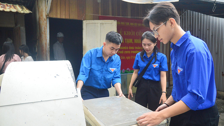 Lực lượng đoàn thanh niên hỗ trợ di dời tài sản cho ông Hùng.