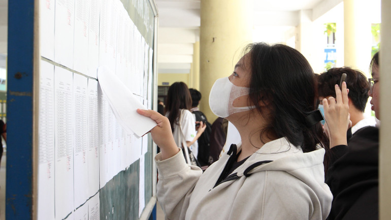 Các thí sinh xem thông tin của mình được dán ở điểm thi.