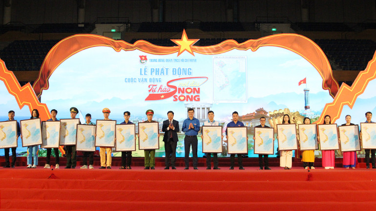 Trao tặng 20 bản đồ cho đại diện các lực lượng ngư dân, bộ đội biên phòng, thanh niên công nhân, nông thôn, giáo viên, học sinh...