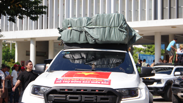 Anh Doãn Vũ Hoàng, Chủ nhiệm Câu lạc bộ xe bán tải Đà Nẵng, một trong những tình nguyện viên sẽ cùng xe ra phía bắc lần này tâm sự: "Dự kiến sáng mai sẽ ra tới các tỉnh tây bắc, chúng tôi đi hỗ trợ các địa phương đến khi tình hình ổn hơn sẽ trở về. Anh em trong câu lạc bộ đã thực hiện hỗ trợ bà con miền trung nhiều năm nay, nên cũng có chút kinh nghiệm rồi, mong rằng có thể góp sức cho miền bắc".