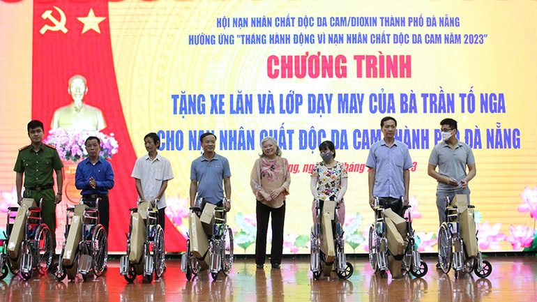 Trao tặng xe lăn.