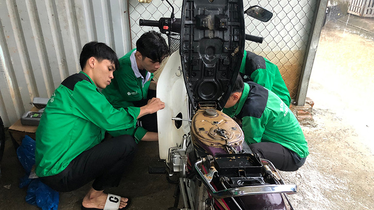 Sửa xe máy cho bà con vùng lũ.