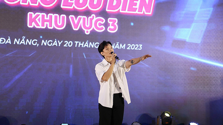 Ca sĩ Hoàng Dũng mang "nàng thơ" đến với sinh viên Đà Nẵng. Ca sĩ Hoàng Dũng mang "nàng thơ" đến với sinh viên Đà Nẵng.