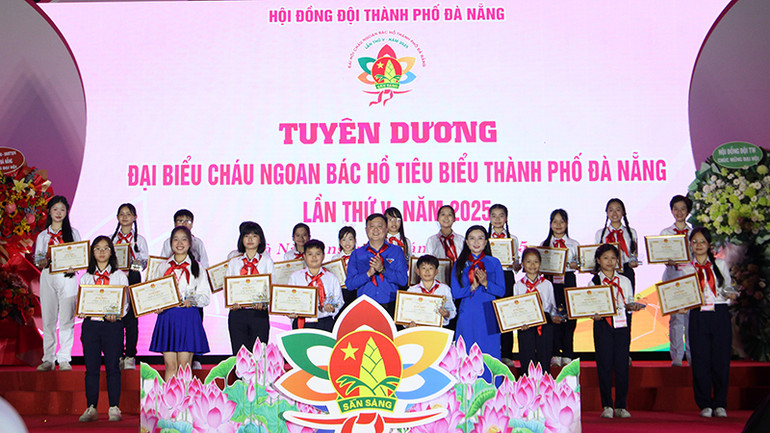 Tuyên dương thiếu nhi đạt danh hiệu “Cháu ngoan Bác Hồ”.