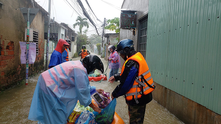 Mang thực phẩm và nước uống vào cho các hộ dân.