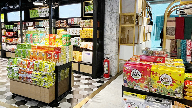 Sản phẩm bánh dừa nướng phiên bản Tết và bản thường có mặt tại sân bay. Sản phẩm bánh dừa nướng phiên bản Tết và bản thường có mặt tại sân bay.