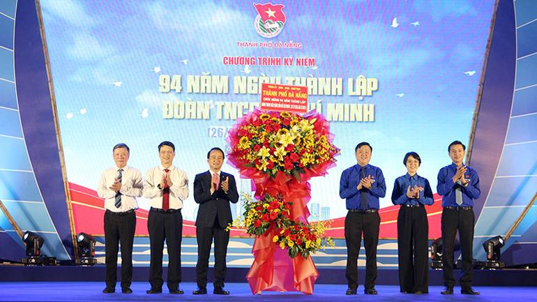 Lãnh đạo thành phố Đà Nẵng tặng hoa chúc mừng tuổi trẻ thành phố.