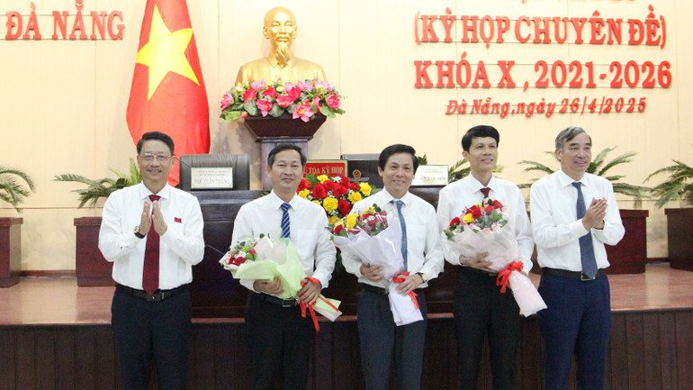 Tặng hoa chúc mừng nhân sự mới và chia tay các đồng chí thôi Ủy viên Ủy ban nhân dân thành phố.