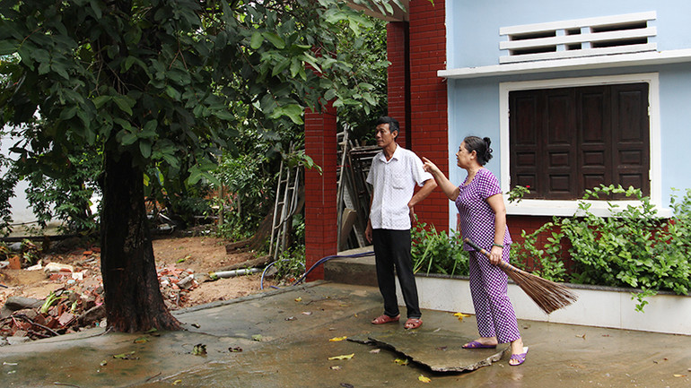 Khu vực sau nhà cô Hoa ảnh hưởng do nước lũ cuốn.