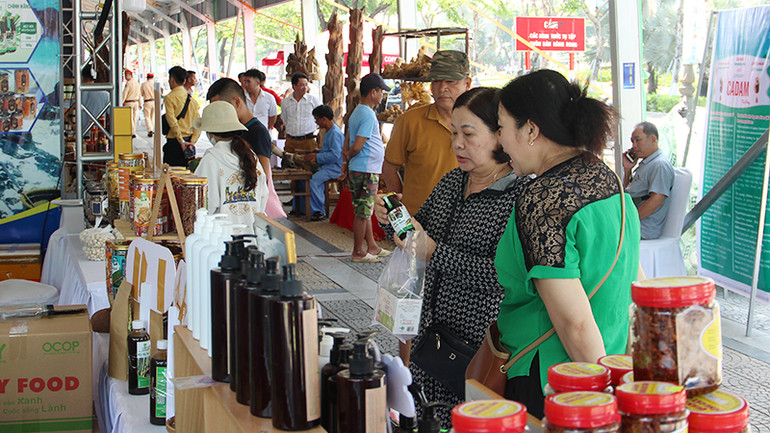 Người dân tìm hiểu, mua sắm sản phẩm tiêu biểu của các địa phương. Người dân tìm hiểu, mua sắm sản phẩm tiêu biểu của các địa phương.