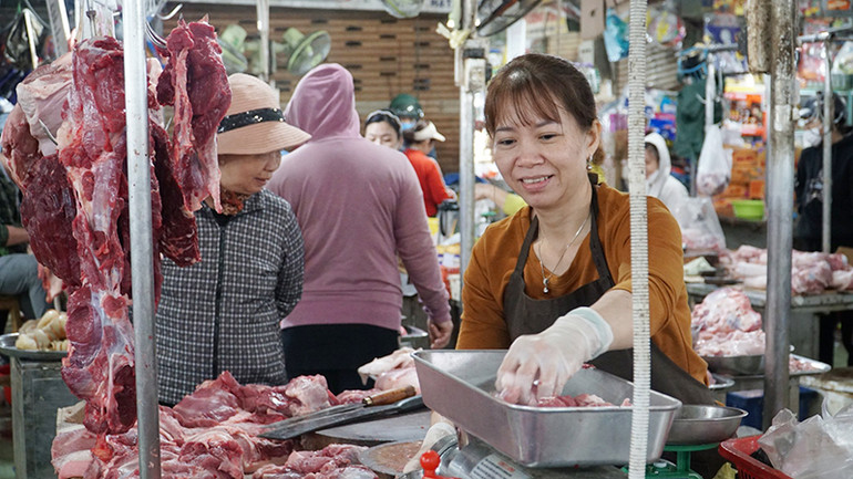 Dự kiến đến năm 2025, mỗi ngày Đà Nẵng giết mổ khoảng 2.100-2.200 con lợn, 100-110 con bò, 4.900-5.120 con gia cầm. Dự kiến đến năm 2025, mỗi ngày Đà Nẵng giết mổ khoảng 2.100-2.200 con lợn, 100-110 con bò, 4.900-5.120 con gia cầm.