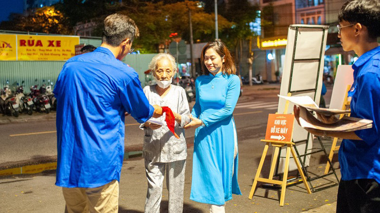 Thân nhân gia đình liệt sĩ, cựu chiến binh đến dự.