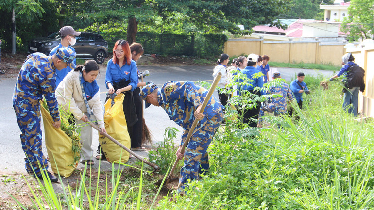 Đoàn viên và chiến sĩ Vùng 3 Hải quân dọn vệ sinh khu vực đường lên Đỉnh Bàn cờ.
