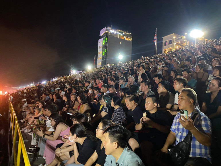 Khán đài hơn 5.000 chỗ được lấp kín khán giả Khán đài hơn 5.000 chỗ được lấp kín khán giả