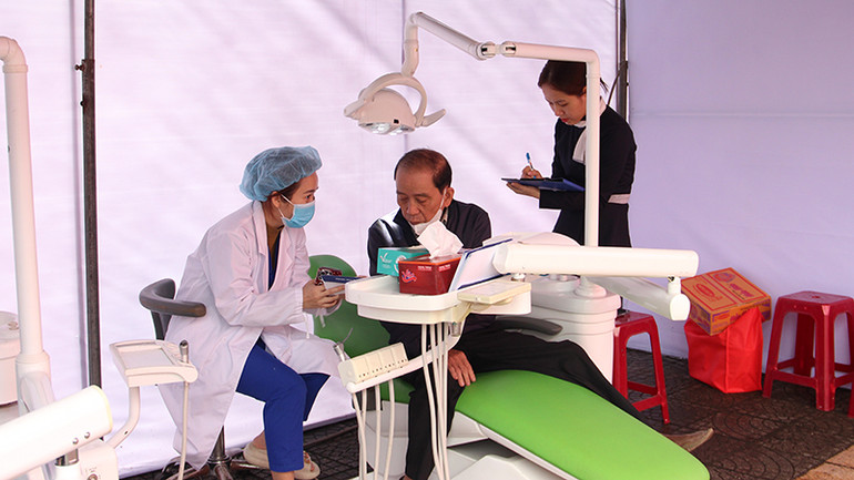 Người dân khám, nghe tư vấn các bệnh về mắt và nha khoa.
