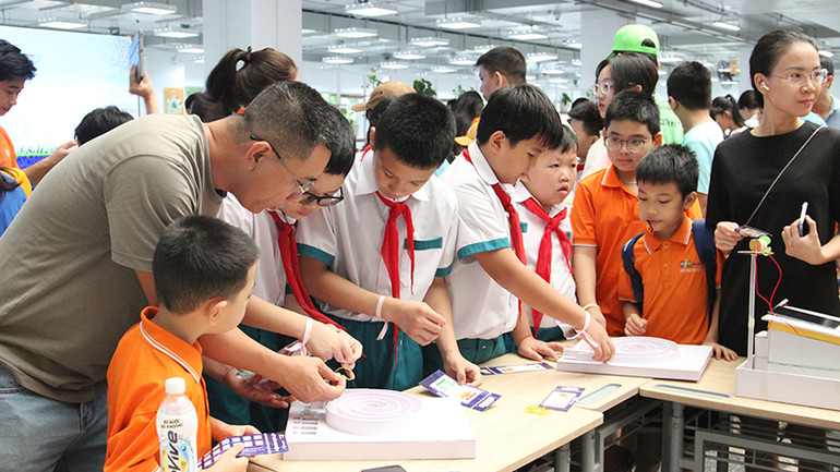 Cùng con trải nghiệm.