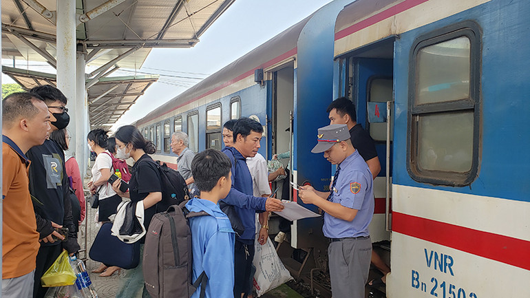 Nhiều người chọn tàu hoả để di chuyển. Nhiều người chọn tàu hoả để di chuyển.