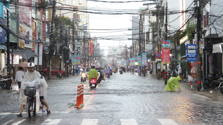 Đến 8 giờ 30 phút, khu vực đường Hùng Vương vẫn còn ngập.