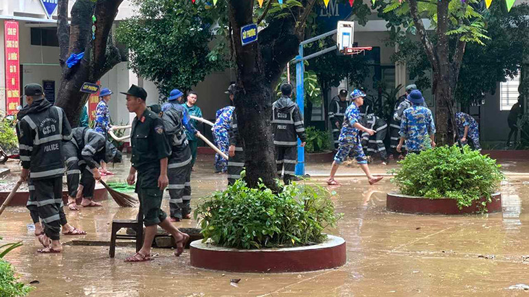 Dọn bùn đất tại trường học.