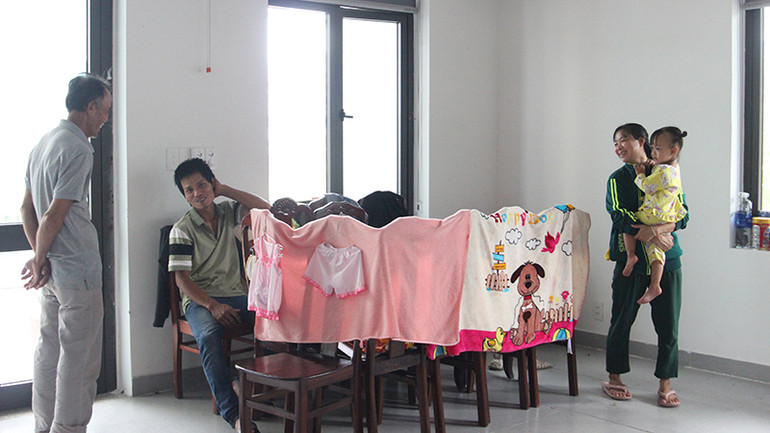 Gia đình anh Hải đang ở tạm tại điểm tránh trú là UBND phường.