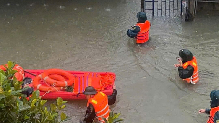 Công an phường Hòa Thọ Tây hỗ trợ dân ngập lũ. (Ảnh: Công an cung cấp)