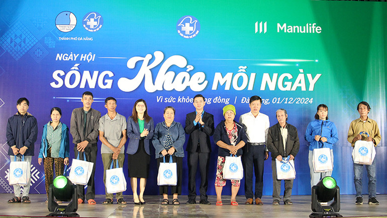 Trao quà cho các hộ gia đình chính sách