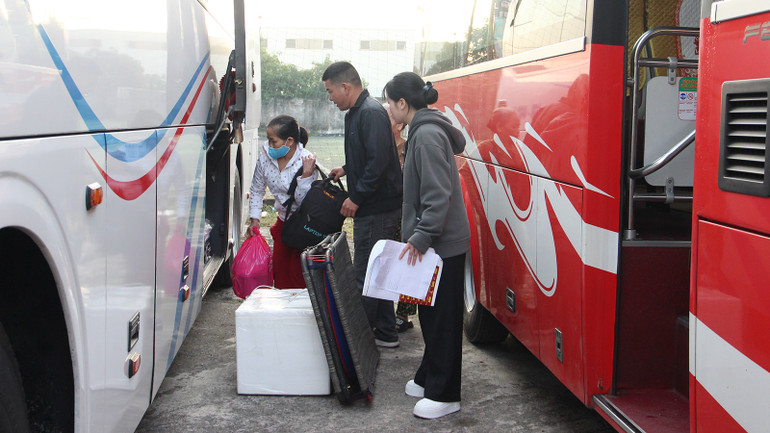 Chất hành lý lên xe. Chất hành lý lên xe.