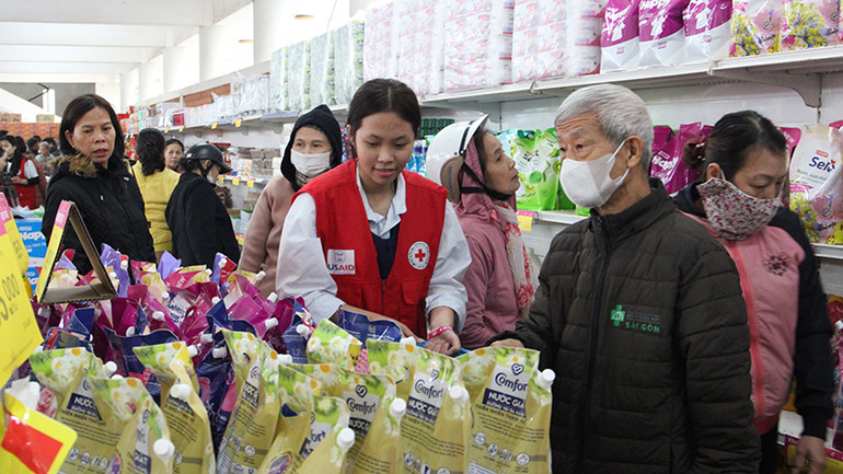 Ông Nguyễn Đức Quế mua hàng tại chợ Tết.