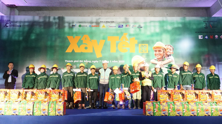 Trao quà Tết cho công nhân tại công trường.