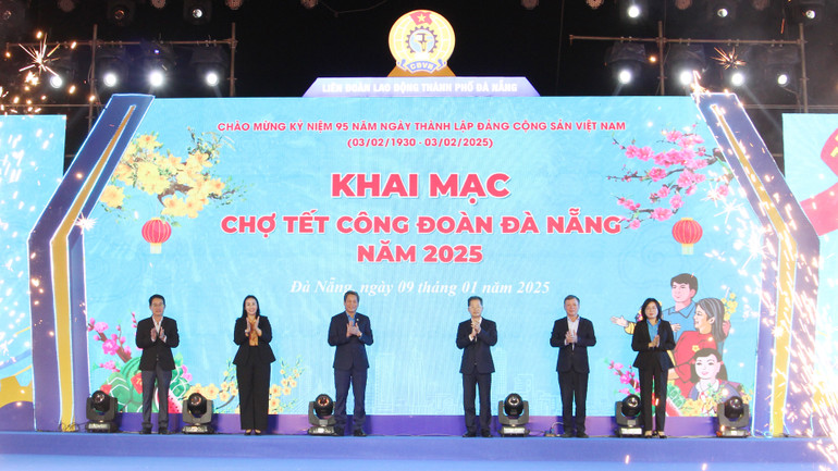 Đại biểu thực hiện nghi thức khai mạc