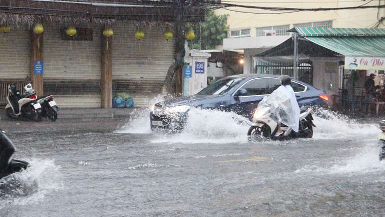 Triển khai công tác ứng phó với áp thấp nhiệt đới gần Biển Đông, thành phố tổ chức chốt chặn tại các khu vực ngập lụt, ngập sâu, nước chảy xiết, khu vực có nguy cơ sạt lở đất đá,… không cho người dân đi vào các khu vực nguy hiểm. Nghiêm cấm người dân, phương tiện đi lại tại các khu vực ven sông, suối, hồ đập và các khu vực ngập lụt để đánh bắt thủy sản,…