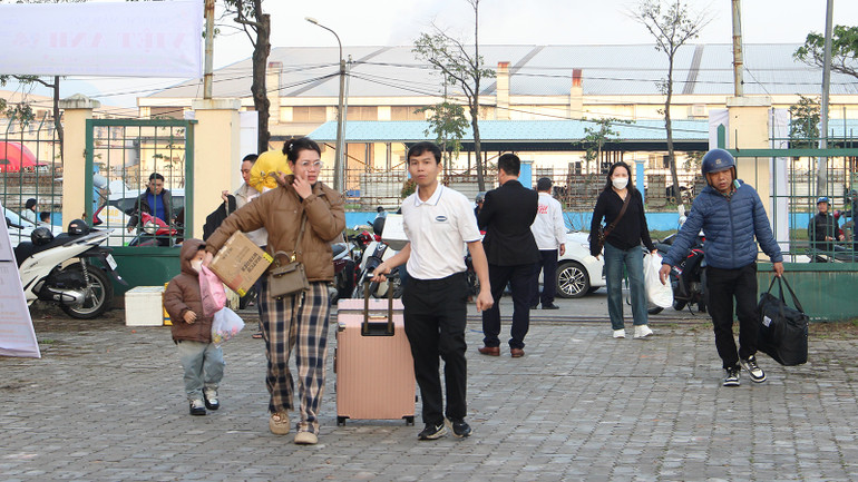 Các đoàn viên sẵn sàng hành lý có mặt từ sáng. Các đoàn viên sẵn sàng hành lý có mặt từ sáng.