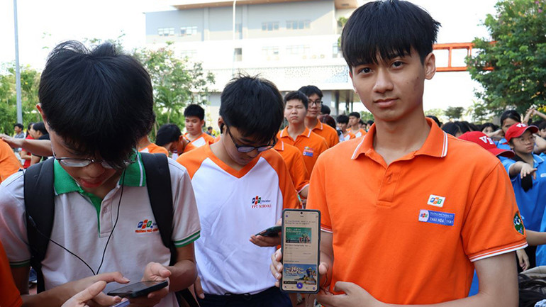 Học sinh tải app và tham gia chiến dịch.