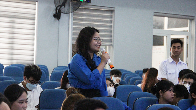 Sinh viên trao đổi ý kiến tại buổi đối thoại.