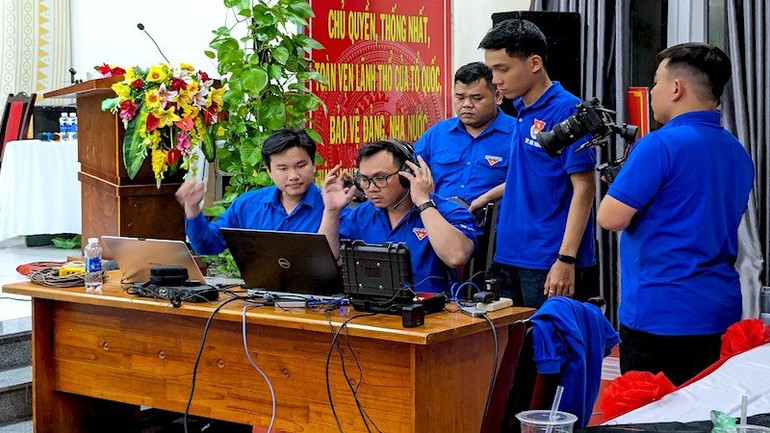 Ban tổ chức tham gia thực hiện chương trình