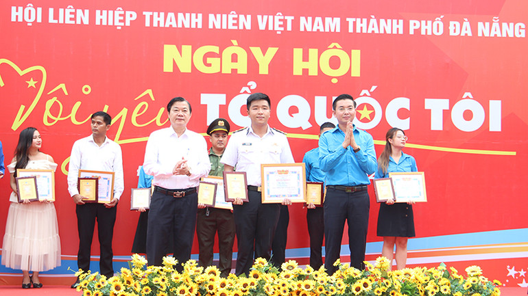 Anh Mai Hữu Tường nhận giải thưởng “Thanh niên sống đẹp”.