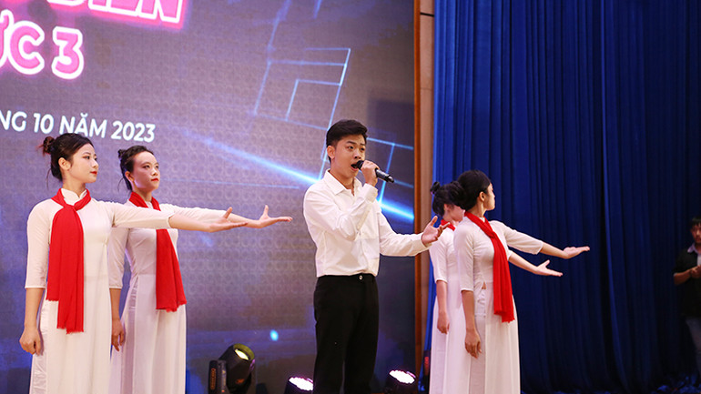 Tiết mục biểu diễn của sinh viên. Tiết mục biểu diễn của sinh viên.