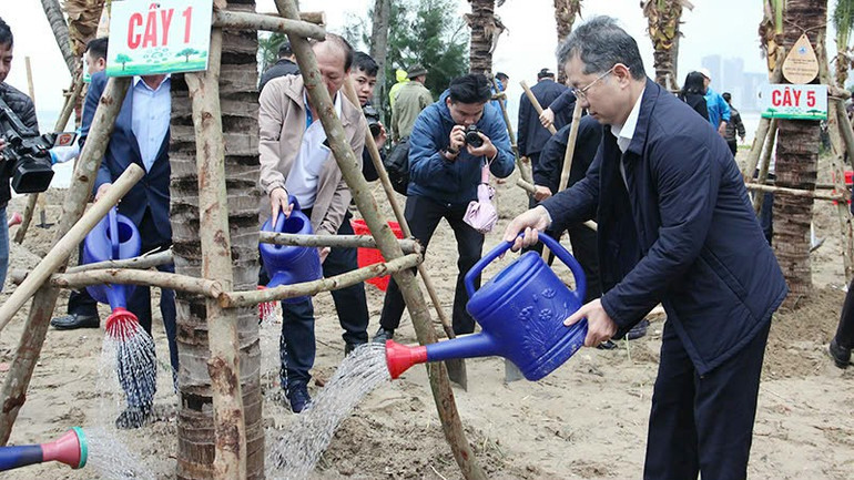 Bí thư Thành ủy Đà Nẵng Nguyễn Văn Quảng trồng cây. Bí thư Thành ủy Đà Nẵng Nguyễn Văn Quảng trồng cây.