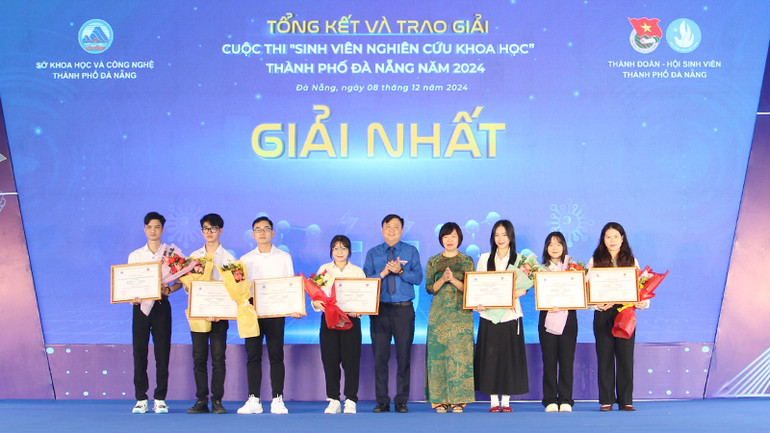 Trao 2 giải nhất cho các nhóm tác giả.