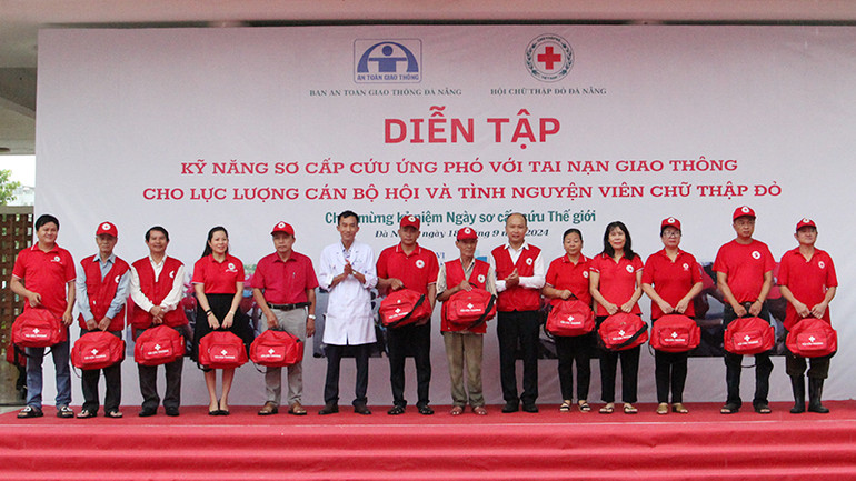 Trao tặng các túi sơ cấp cứu cho 25 điểm sơ cấp cứu