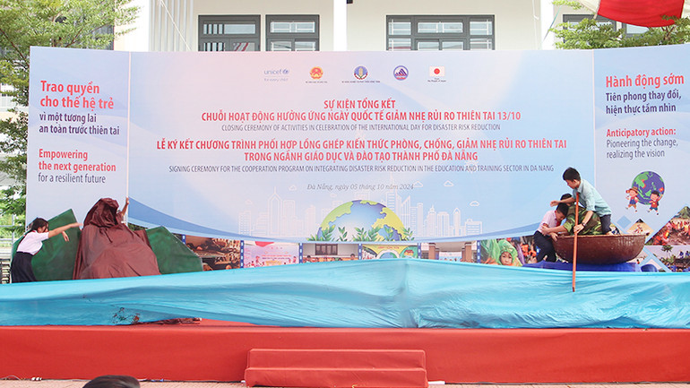 Một hoạt cảnh hùng biện về phòng, chống thiên tai của các em học sinh.