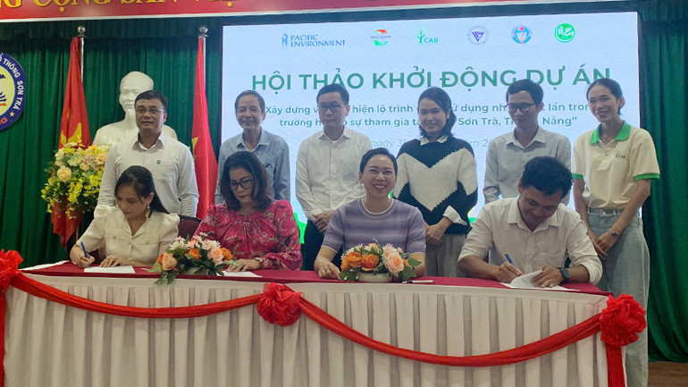 Bốn trường học tại Sơn Trà ký cam kết tham gia dự án. Bốn trường học tại Sơn Trà ký cam kết tham gia dự án.