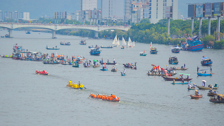 Trên sông Hàn và hai bờ sông, đông đảo người dân, du khách cổ vũ nhiệt tình.